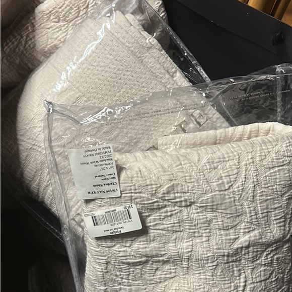 Frontgate Bedding - Picture 1 of 5